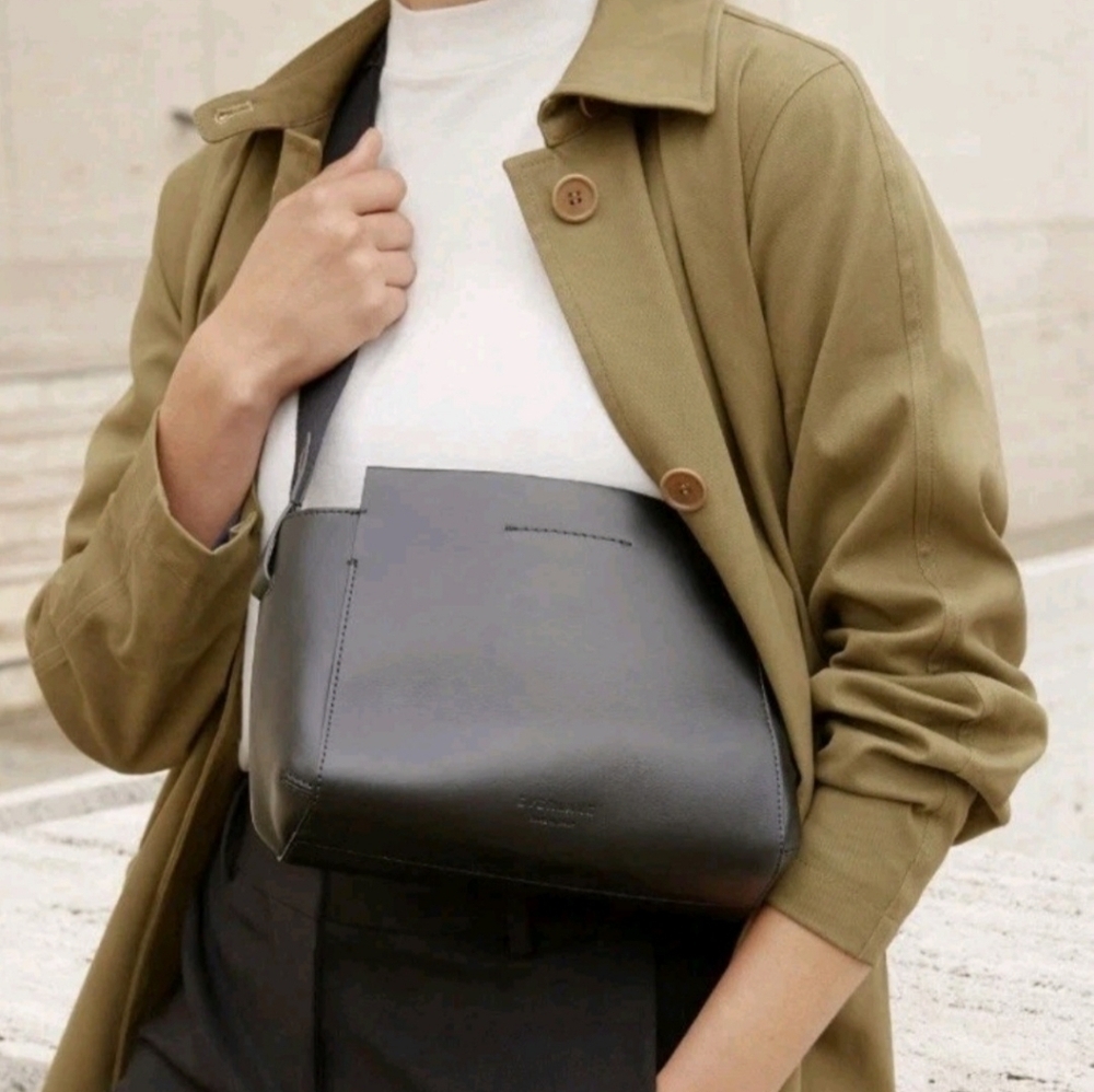 Everlane Micro Form Black 100% Leather Bag Made in Italy Purse Mini Small